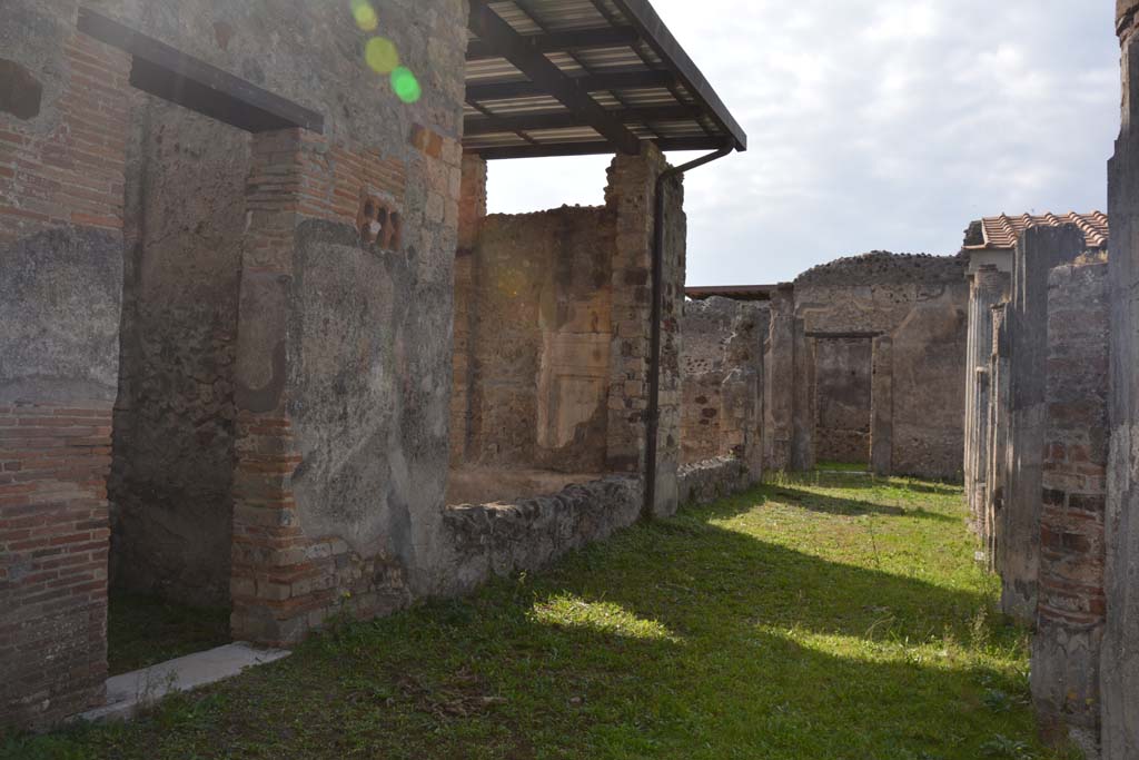 VI.11.10 Pompeii. October 2017. Peristyle 36, looking west along south portico, from corridor 34, on left.
Foto Annette Haug, ERC Grant 681269 DÉCOR
