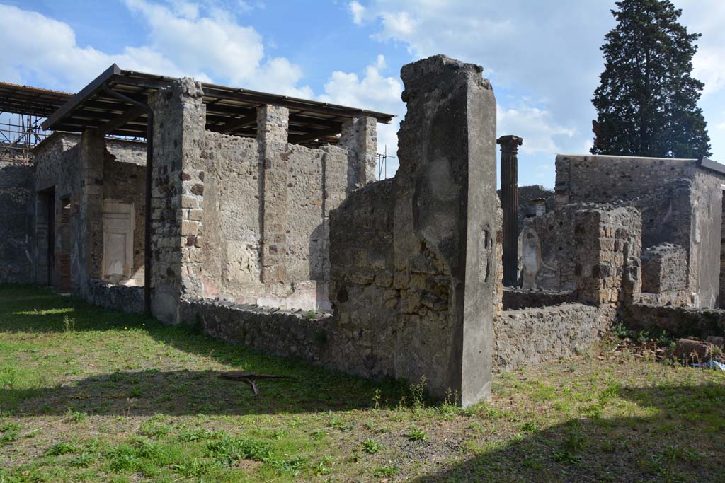 VI.11.10 Pompeii. October 2017. Peristyle 36, looking east along south portico from room 38, on right.
Foto Annette Haug, ERC Grant 681269 DÉCOR
