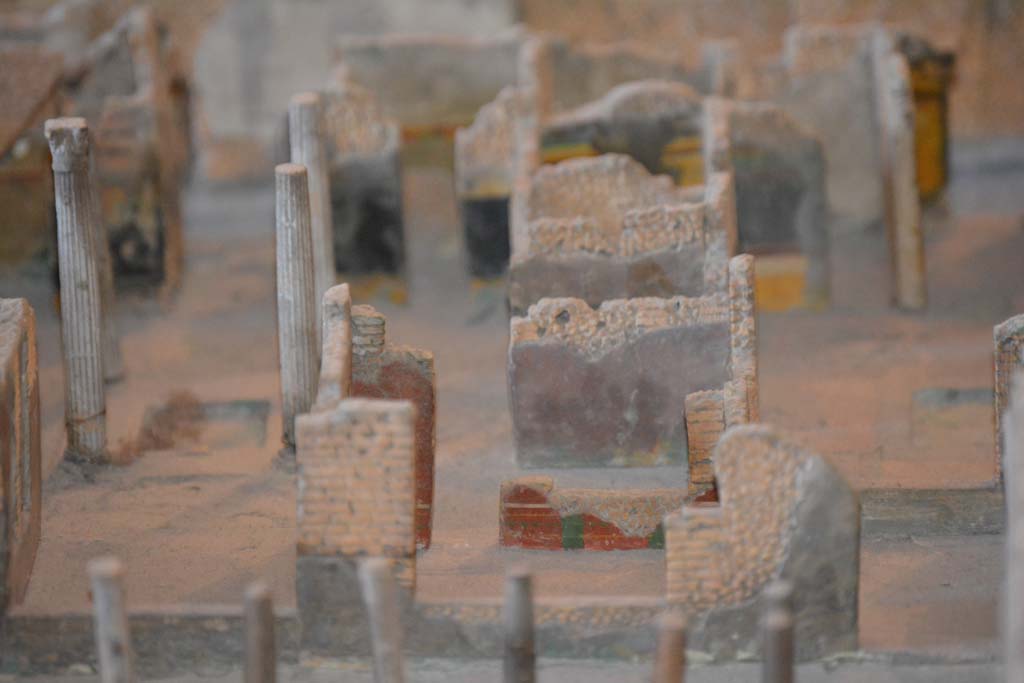 VI.11.9/10 Pompeii. July 2017. The lower red wall, with window and doorway, is the south wall of room 35.
From cork model in Naples Archaeological Museum.
Foto Annette Haug, ERC Grant 681269 DCOR.
