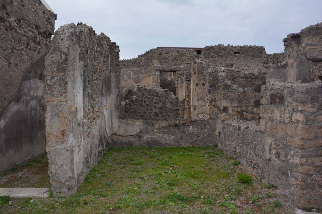 VI.11.10 Pompeii. October 2017. Room 31, looking west from atrium 27, with corridor 48, on left.
Foto Annette Haug, ERC Grant 681269 DCOR
