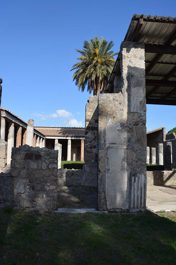 VI.11.10 Pompeii. October 2017. 
Room 35, doorway in north wall of atrium, with tablinum 33, on right.
Foto Annette Haug, ERC Grant 681269 DCOR
