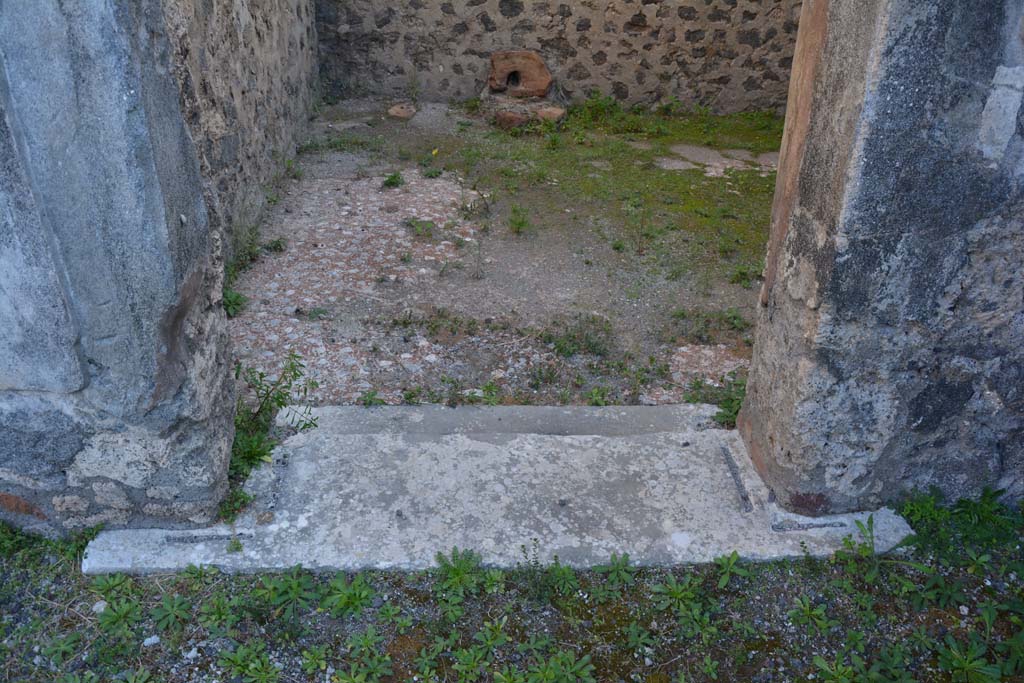 VI.11.10 Pompeii. October 2017. Room 26, looking east across doorway threshold towards remaining flooring.
Foto Annette Haug, ERC Grant 681269 DCOR


