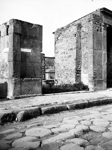 Via della Fortuna between VI.12 and VII.4, looking east. September 2004.
