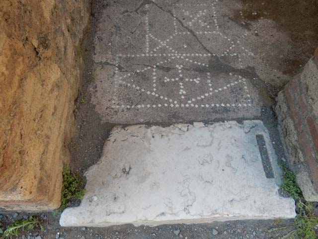 VI.12.2 Pompeii. September 2015. Doorway to room in north-east corner of rear peristyle.

 
