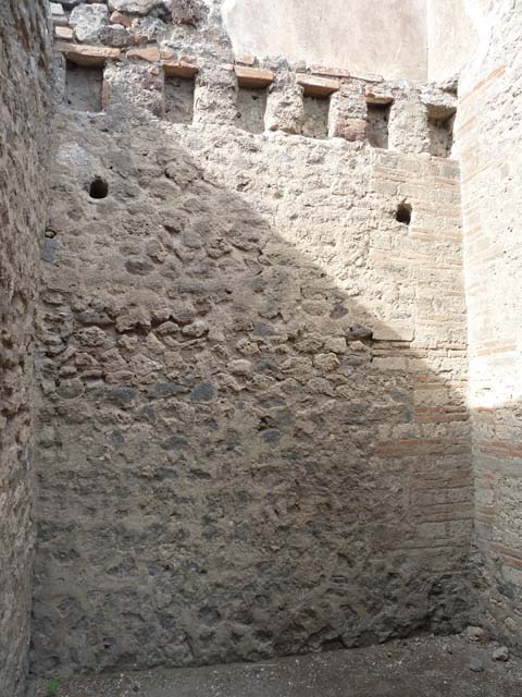 VI.12.2 Pompeii. September 2015. East wall of room.