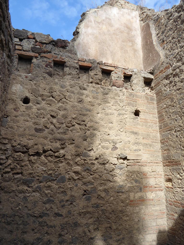 VI.12.2 Pompeii. September 2015. South wall of room in north-east corner of rear peristyle.