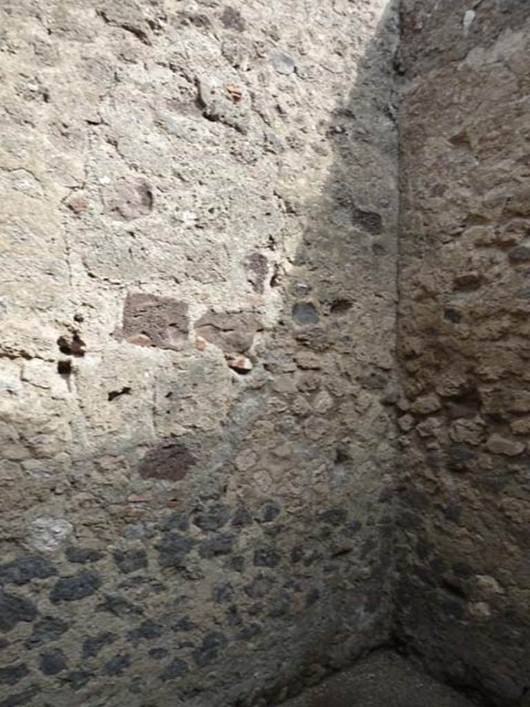 VI.12.2 Pompeii. September 2015. Doorway and upper wall in south-west corner of room. 