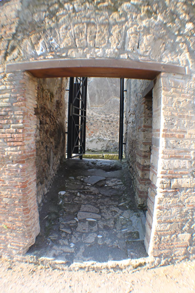 VI.12.2 Pompeii. March 2014. Looking north towards doorway to rear posticum (VI.12.7).
Foto Annette Haug, ERC Grant 681269 DÉCOR.
