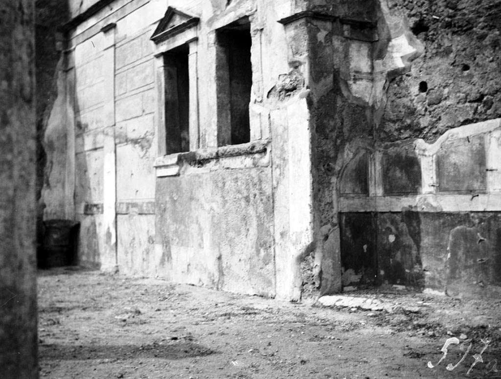 VI.12.2 Pompeii. W.1141. West end of north wall of second peristyle, with two large niches.
Photo by Tatiana Warscher. Photo © Deutsches Archäologisches Institut, Abteilung Rom, Arkiv. 
