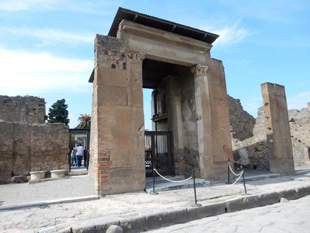 VI.12.2 Pompeii. May 2015. Entrance on Via della Fortuna. Photo courtesy of Buzz Ferebee.