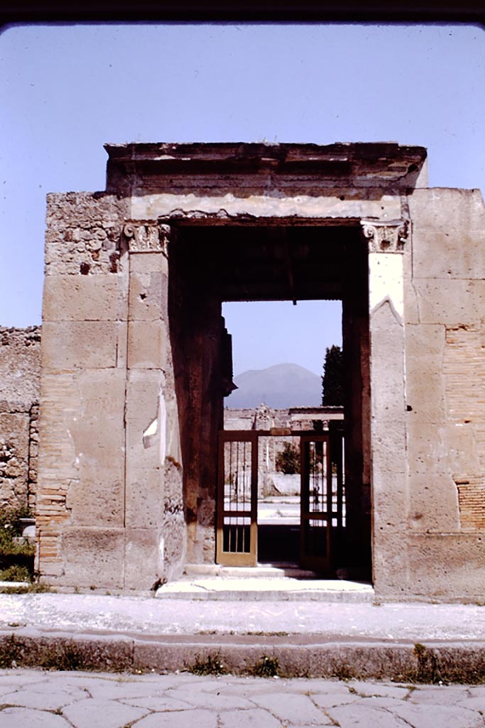 VI.12.2 Pompeii. May 2005. Entrance on Via della Fortuna.
