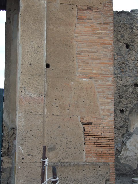 VI.12.2 Pompeii. March 2019. Pilaster on east (right) side of entrance doorway.
Foto Taylor Lauritsen, ERC Grant 681269 DÉCOR.

