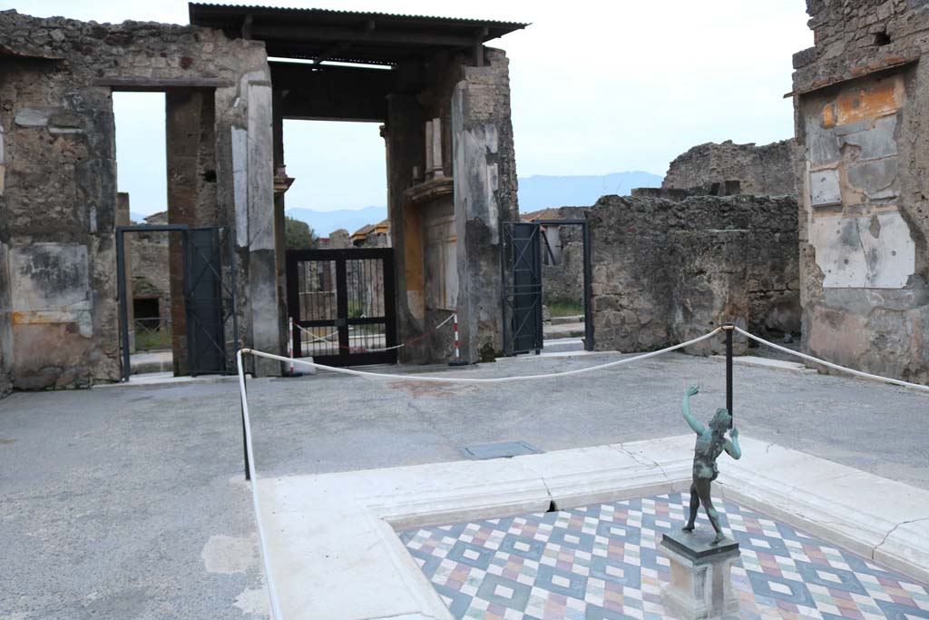 VI.12.2 Pompeii. October 2017.  
Entrance fauces/corridor, looking towards west wall with shelf, on which is placed a façade with small columns.
Foto Taylor Lauritsen, ERC Grant 681269 DÉCOR.
