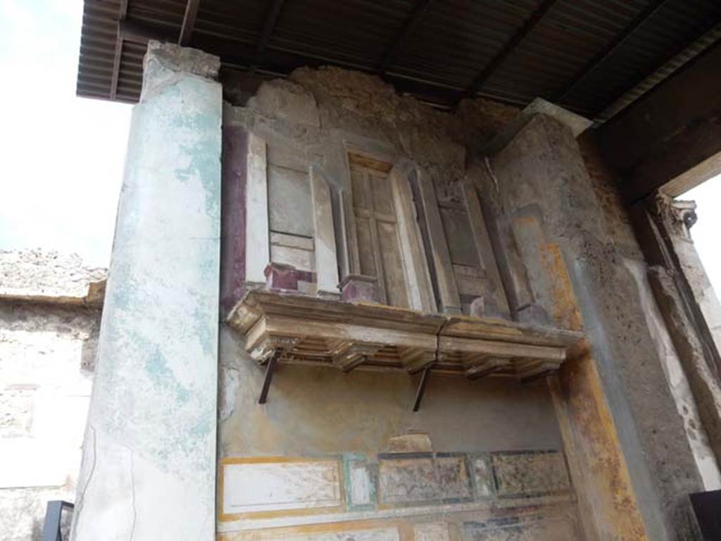 VI.12.2 Pompeii. May 2015. Entrance fauces, detail of upper east wall with shelf and façade with small columns. 
Photo courtesy of Buzz Ferebee.
