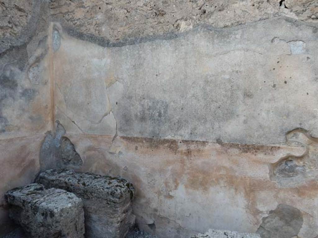 VI.12.2 Pompeii. May 2015. Detail of upper atrium wall on pilaster between rooms in south-west corner.  Photo courtesy of Buzz Ferebee.
