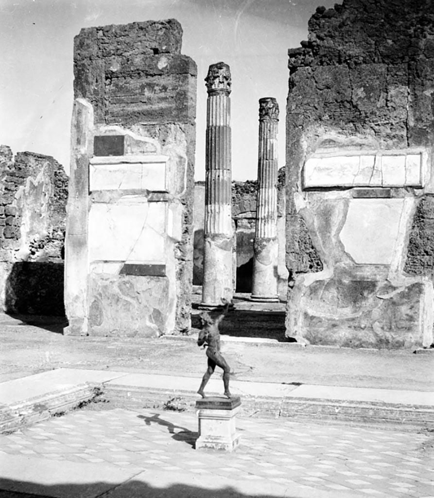VI.12.2 Pompeii. 1961. East side of atrium, with doorway to atrium of VI.12.5 on left, and doorway to a cubiculum, on right. Photo by Stanley A. Jashemski.
Source: The Wilhelmina and Stanley A. Jashemski archive in the University of Maryland Library, Special Collections (See collection page) and made available under the Creative Commons Attribution-Non Commercial License v.4. See Licence and use details.
J61f0434
