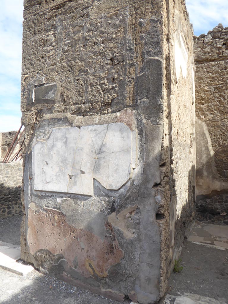 VI.12.2 Pompeii. September 2015. Doorway threshold to cubiculum in south-east corner of atrium.