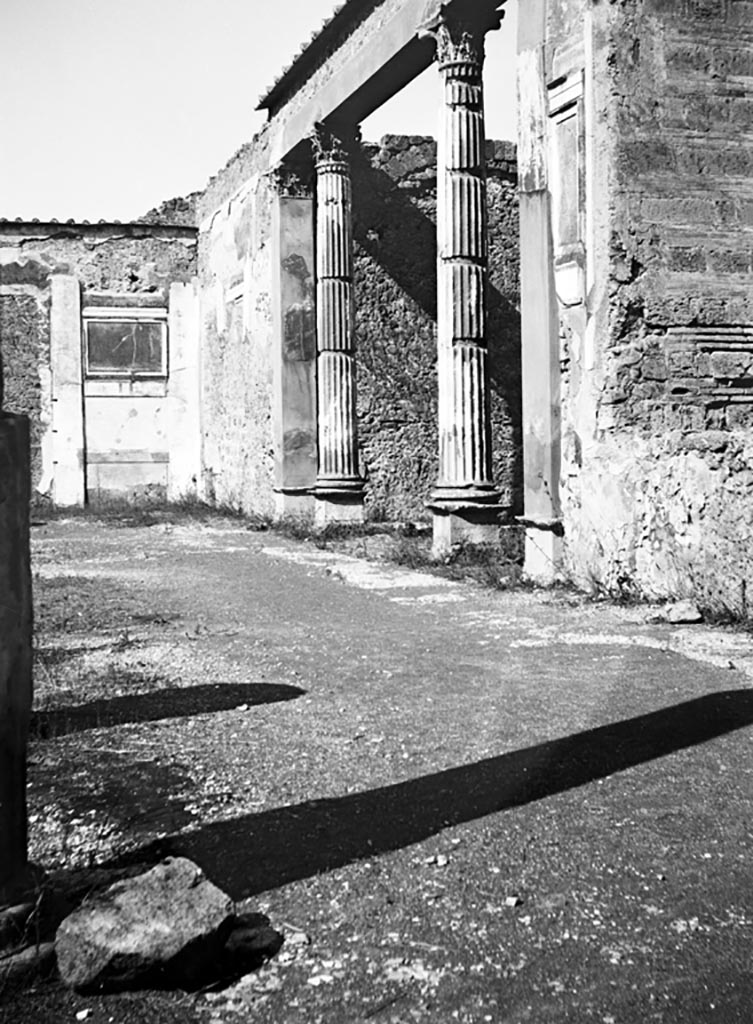 VI.12.2 Pompeii. W.1134. Looking west along north side of first or middle peristyle, towards exedra.
Photo by Tatiana Warscher. Photo © Deutsches Archäologisches Institut, Abteilung Rom, Arkiv. 
