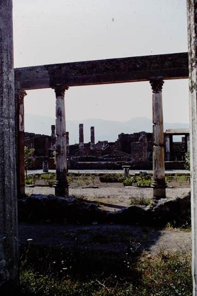 VI.12.2 Pompeii. September 2015. Looking west across south portico of rear peristyle towards doorway to “Oecus 44”
On the left of the photo is the Exedra where the Alexander mosaic was found.

