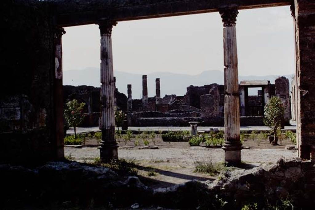VI.12.2 Pompeii. September 2015. Looking south through doorway in south-west corner of rear peristyle. 