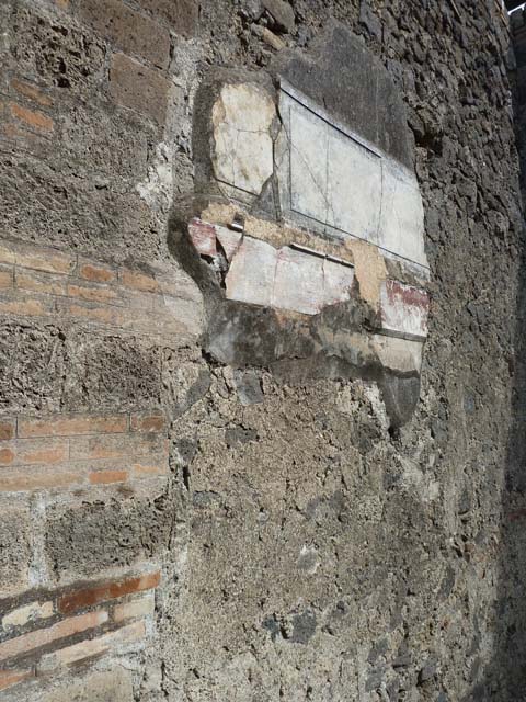 VI.12.2 Pompeii. September 2015. North wall and north-west corner of oecus, with windows onto rear peristyle.
