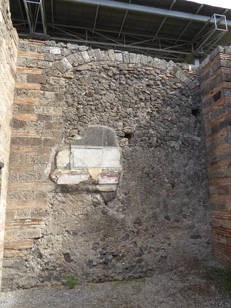 VI.12.2 Pompeii. September 2015. Two windows in south-west corner of rear peristyle looking into oecus.