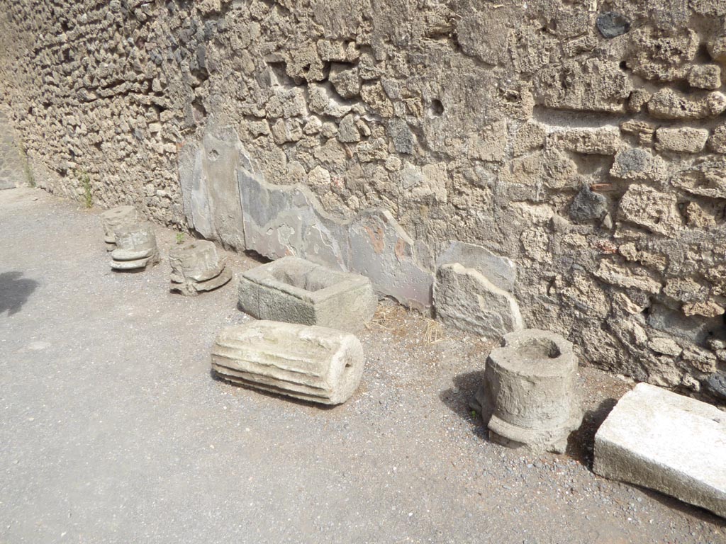 VI.12.2 Pompeii. May 2015. Looking towards east wall in south-east corner of rear peristyle. Photo courtesy of Buzz Ferebee.
