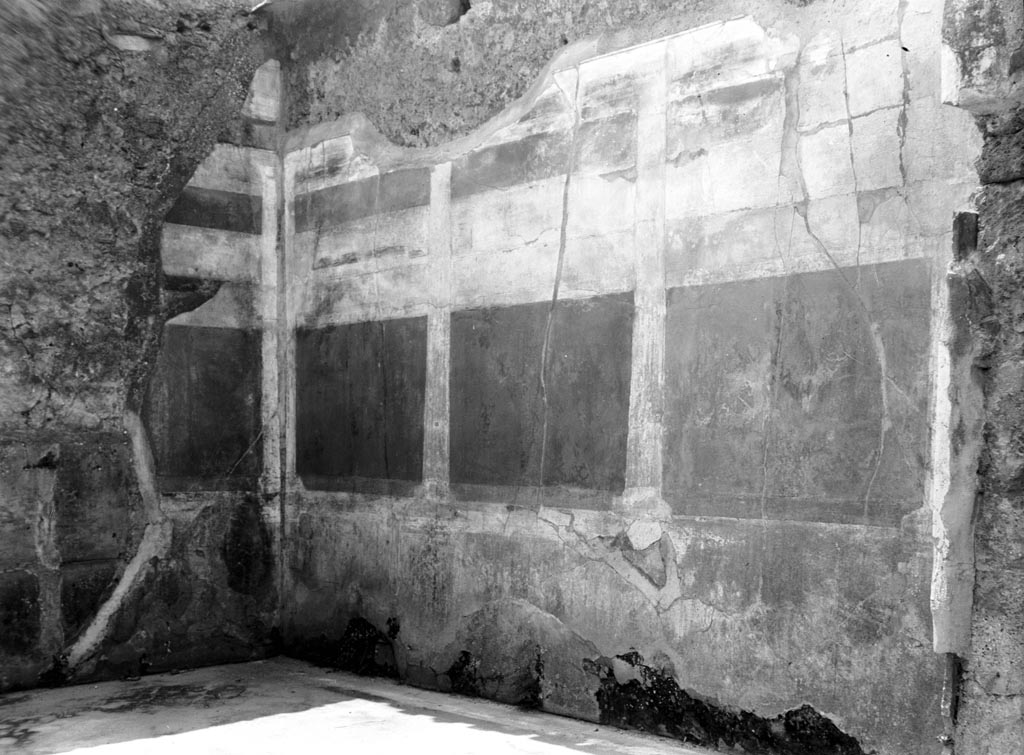 VI.12.2 Pompeii. Pre-1943. Detail of Second Style painted wall decoration on west wall.
See Warscher, T. (1946). Casa del Fauno, Swedish Institute, Rome. (p.41, n.57).
