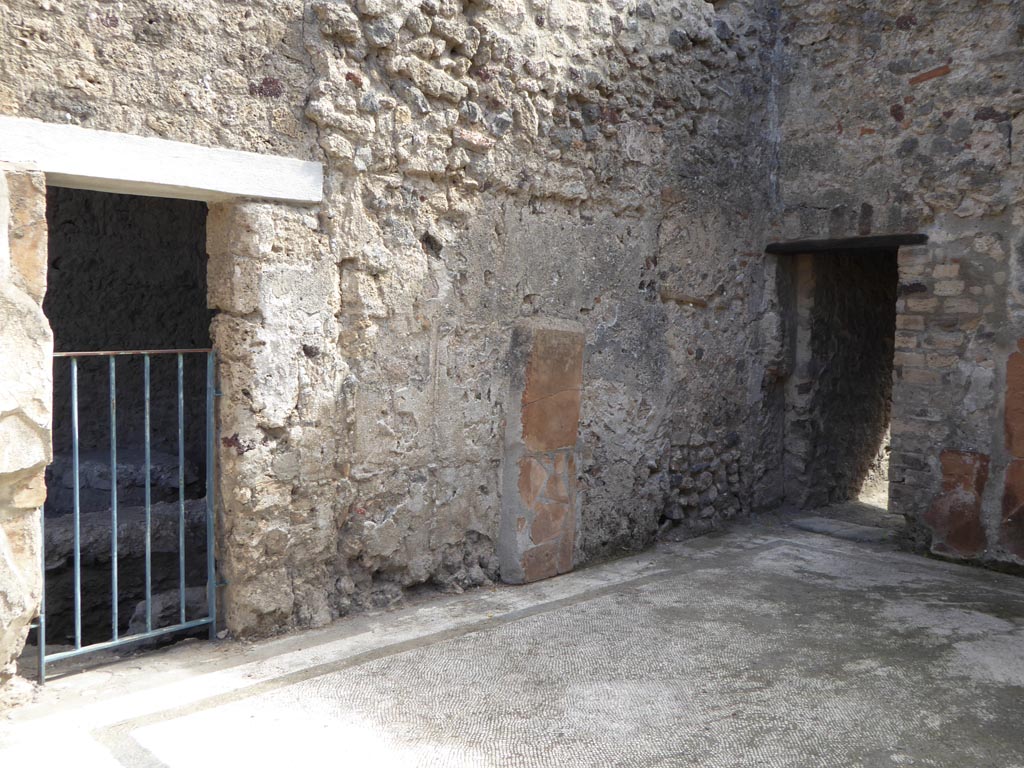 VI.12.2 Pompeii. September 2015. 
East wall with doorway to oecus, on left, previously a caldarium, in south-east corner of second or rear peristyle.
Foto Annette Haug, ERC Grant 681269 DÉCOR.
