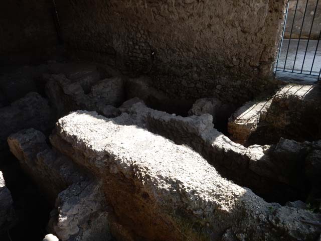 VI.12.2 Pompeii. May 2015. Suspensurae of a pre-existing caldarium below oecus in south-east corner of second or rear peristyle.    Photo courtesy of Buzz Ferebee. 
