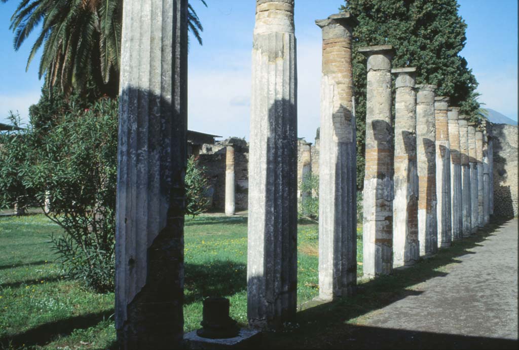 VI.12.2 Pompeii. May 2015. Puteal in second (rear) peristyle. Photo courtesy of Buzz Ferebee.