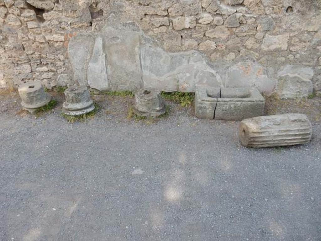 VI.12.2 Pompeii. May 2015. Items found. Photo courtesy of Buzz Ferebee.
