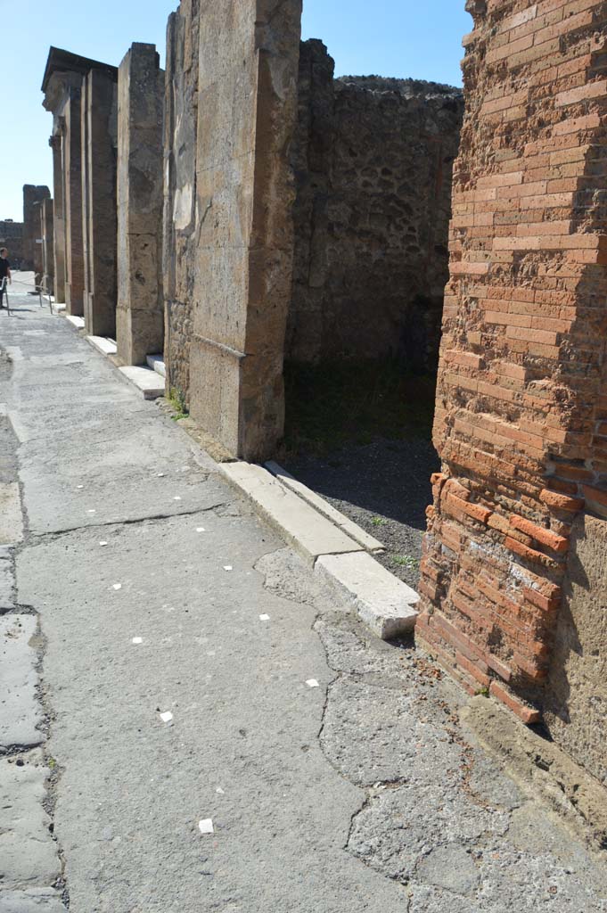 VI.12.6 Pompeii. March 2019. Looking west from entrance doorway on Via della Fortuna.
Foto Taylor Lauritsen, ERC Grant 681269 DÉCOR.

