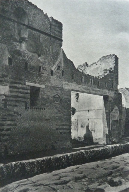 VI.14.28 Pompeii. July 2010. Plaque on outside wall showing a “fritillus” between four phallus. A fritillus was the vessel for dice-throwing. Photo courtesy of Michael Binns.
