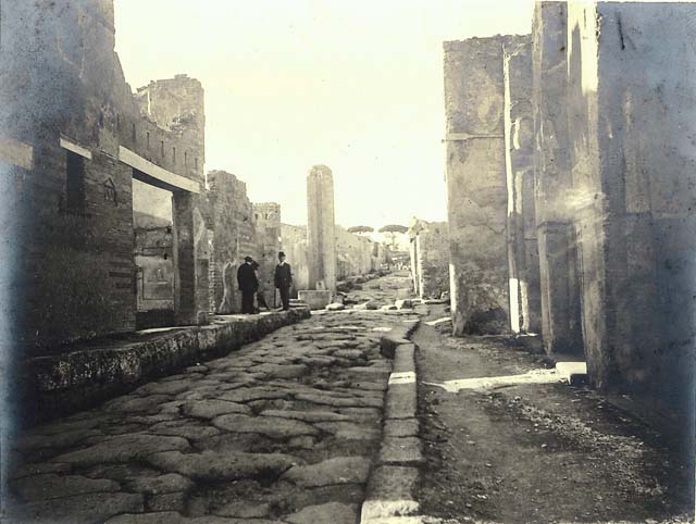 VI.14.28 Pompeii. May 2005. Entrance doorway and south wall.
According to Della Corte, found on the right door-jamb at the moment of excavation was the recommendation – Alliari rog (ant)  [CIL IV 3485].
Instead of reading alia and aliarius, he believed that the words should have been read as alea and alearius, therefore he called it Taberna Lusoria Aleariorum. Also found painted on the right, in the ground floor room, was Bacchus who with his wine made joy and merriment. Also found was a painted Mercury, protector of players, swindlers, cheats and thieves. See Della Corte, M., 1965.  Case ed Abitanti di Pompei. Napoli: Fausto Fiorentino. (p.90)
According to Epigraphik-Datenbank Clauss/Slaby (See www.manfredclauss.de), CIL IV 3485 reads as - 
Cn(aeum) Helvium
Sabinum aed(ilem)
aliari rog(ant)      [CIL IV 3485]
According to Cooley, this translated as -
The dice-throwers ask for Cn. Helvius Sabinus.
See Cooley, A. and M.G.L., 2004. Pompeii : A Sourcebook. London : Routledge.  (p.124, but she quotes CIL IV 3435, and not 3485)

