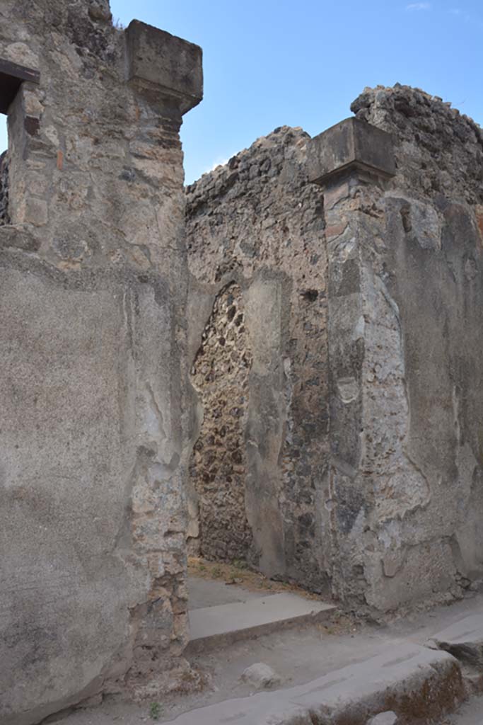 VI.14.34 Pompeii. July 2017. Entrance doorway on south side of Vicolo di Mercurio.
Foto Annette Haug, ERC Grant 681269 DÉCOR.

