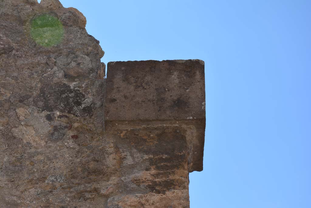 VI.14.34 Pompeii. July 2017. Upper east side of doorway with detail of cube shaped capital.
Foto Annette Haug, ERC Grant 681269 DÉCOR.

