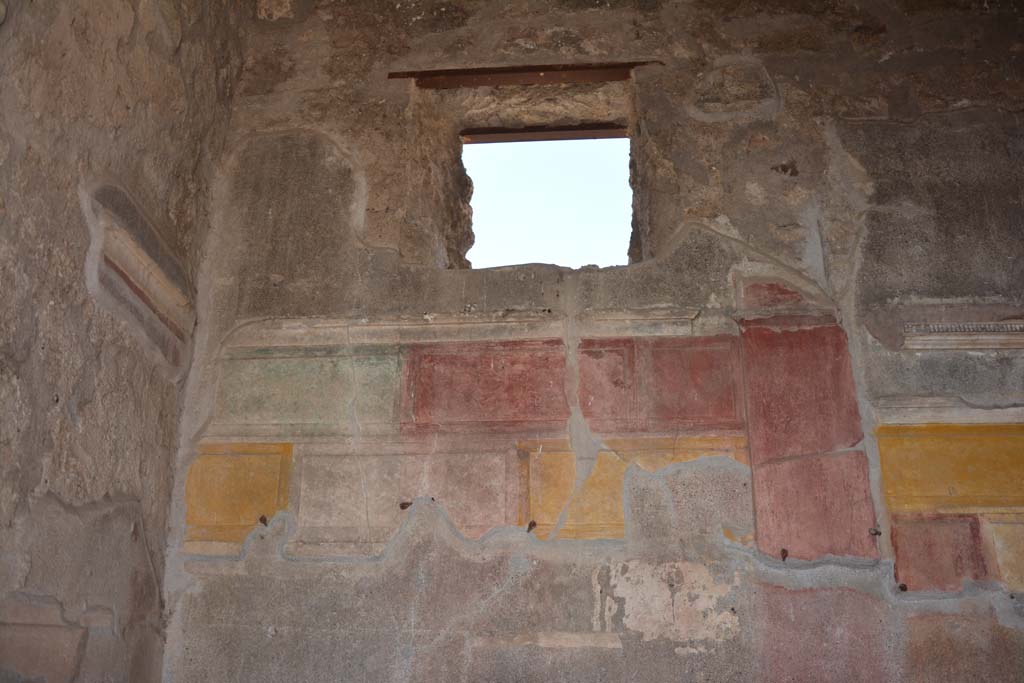 VI.14.38 Pompeii. September 2019. Upper west wall at south end of cubiculum with window overlooking Vicolo dei Vettii.
Foto Annette Haug, ERC Grant 681269 DÉCOR.
