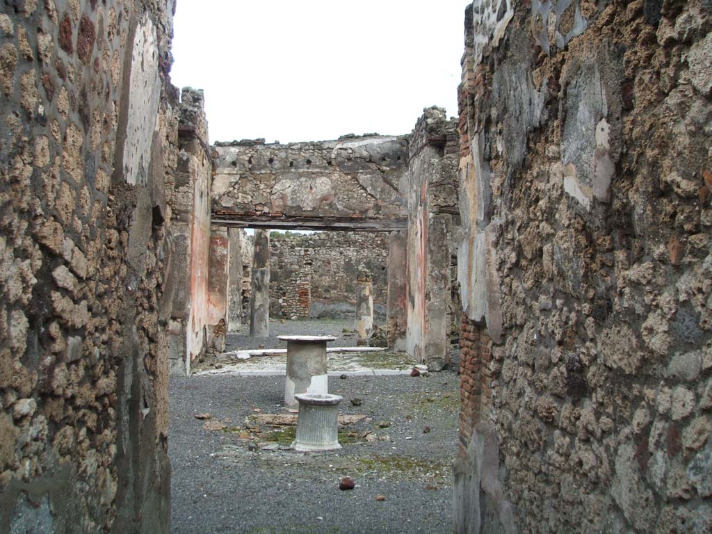 VI.14.40 Pompeii. December 2004. Looking east from entrance corridor across atrium through tablinum to the garden area at rear.  
