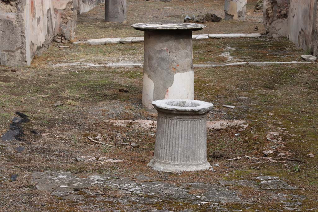 VI.14.40 Pompeii. December 2007. Impluvium in atrium, with puteal and marble table. Photo courtesy of Klaus Heese. 