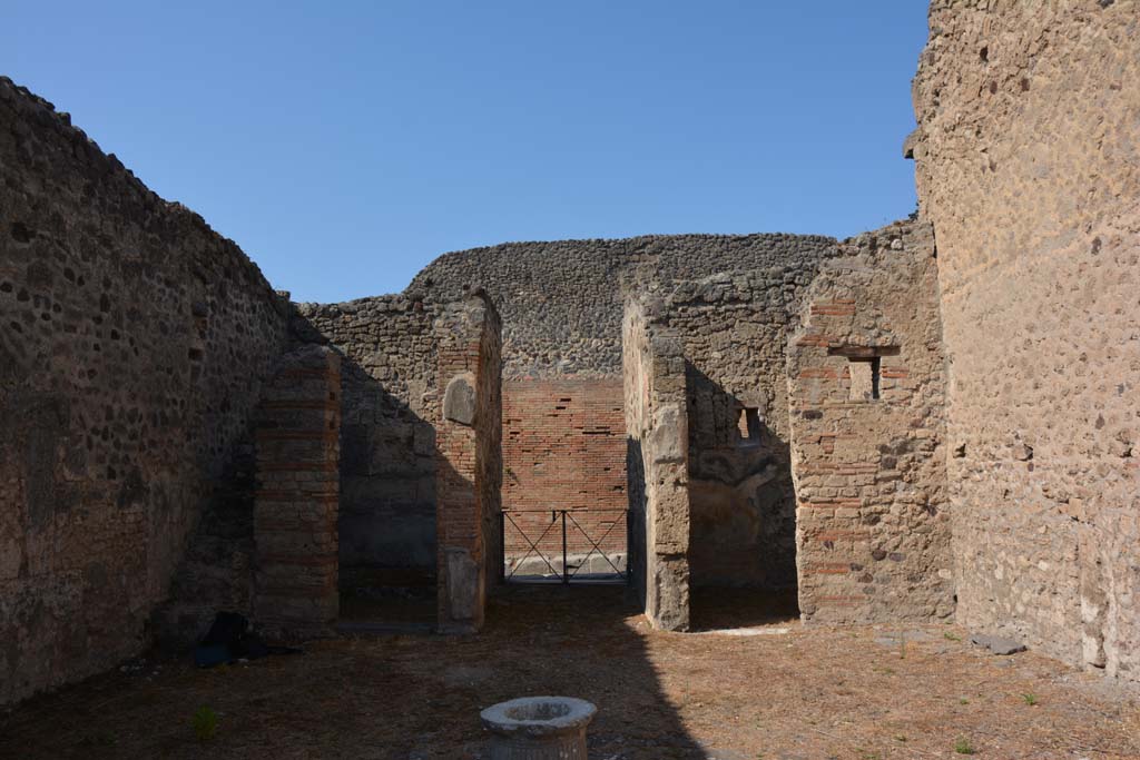 VI.14.40 Pompeii. September 2019. 
Looking west across atrium towards entrance doorway, with doorway to a cubiculum on either side. 
Foto Annette Haug, ERC Grant 681269 DÉCOR



