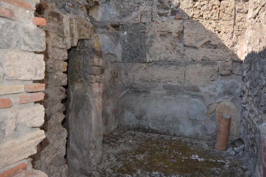 VI.14.40 Pompeii. September 2019. 
Looking west towards alcove in cubiculum, with flooring of cocciopesto scattered white limestone flakes.
Foto Annette Haug, ERC Grant 681269 DÉCOR
