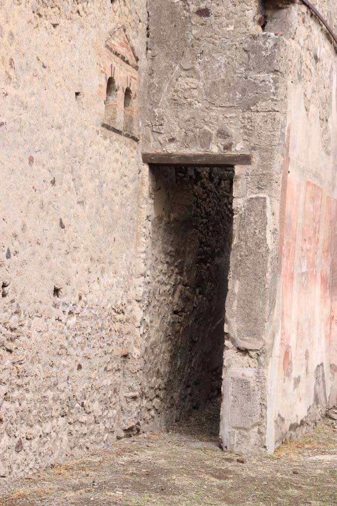 VI.14.40 Pompeii. October 2020. Doorway to corridor on north side of tablinum, leading to rear rooms and garden.
Photo courtesy of Klaus Heese.
