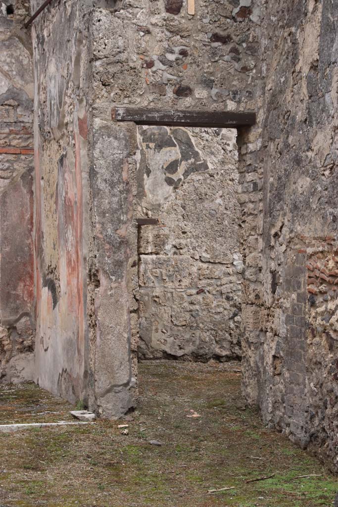 VI.14.40 Pompeii. October 2020. 
Looking towards south wall of tablinum and doorway to oecus. Photo courtesy of Klaus Heese. 
