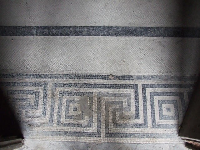 VI.15.1 House of the Vettii.  R  oom of the Cupids or Cherubs.   Wall painting.  Above wall painting of three Psychai gathering flowers. Below is a female figure or priestess holding implements of sacrifice.