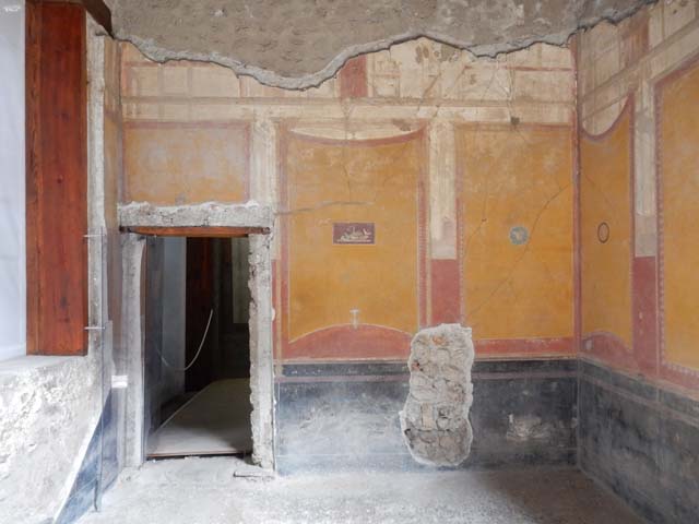 VI.15.1 Pompeii. May 2017. Detail of painted panel on west wall of north ala.. Photo courtesy of Buzz Ferebee.
