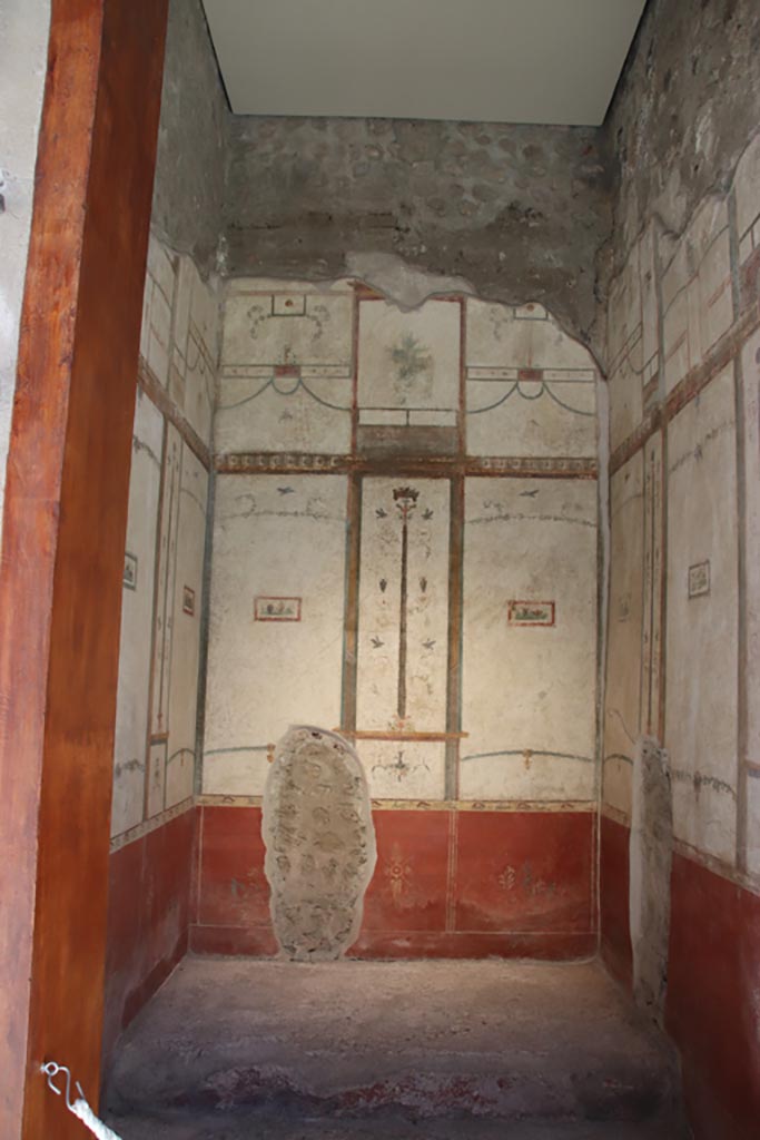 VI.15.1 Pompeii. May 2017. Cubiculum (g).
Looking through doorway towards north wall and bed step/recess. Photo courtesy of Buzz Ferebee.

