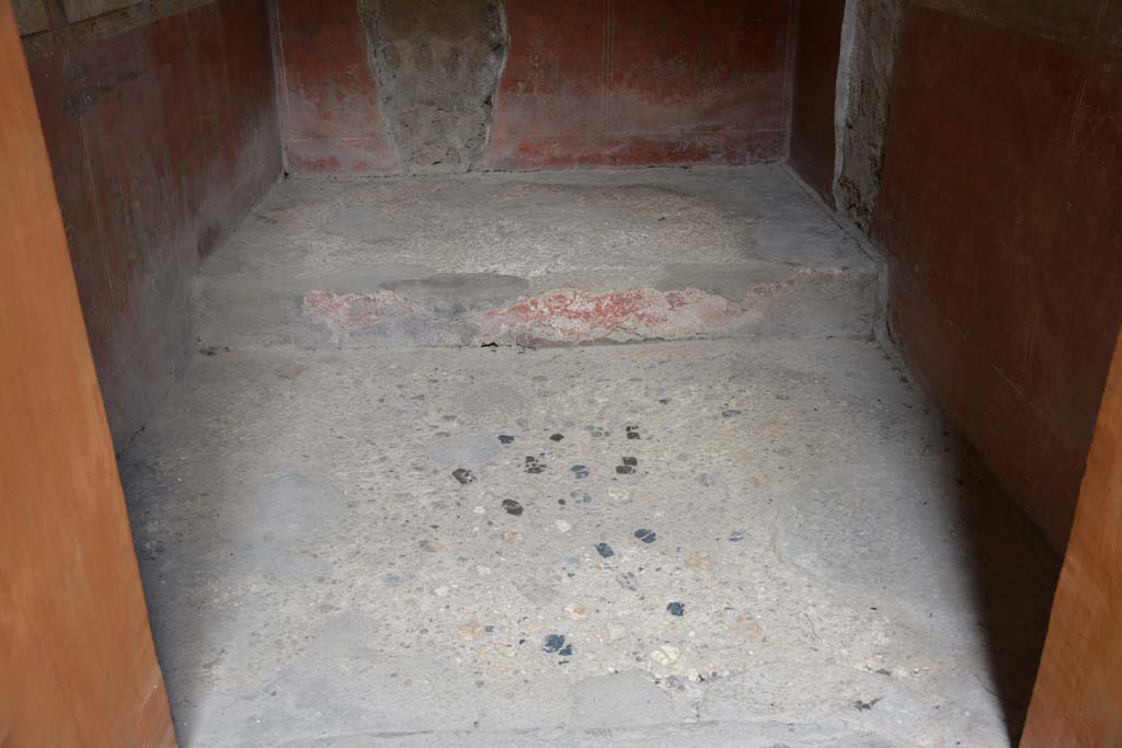 VI.15.1 Pompeii. January 2017. Detail from flooring and bed recess.
Foto Annette Haug, ERC Grant 681269 DÉCOR.

