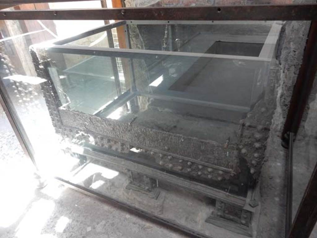 VI.15.1 Pompeii. May2017. Iron and bronze strongbox or safe from south side of atrium. Photo courtesy of Buzz Ferebee.
