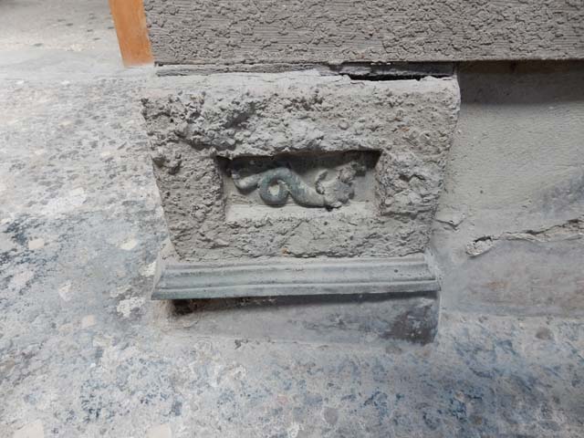 VI.15.1 Pompeii. May 2017. Decoration from remains of strong box. Photo courtesy of Buzz Ferebee.
